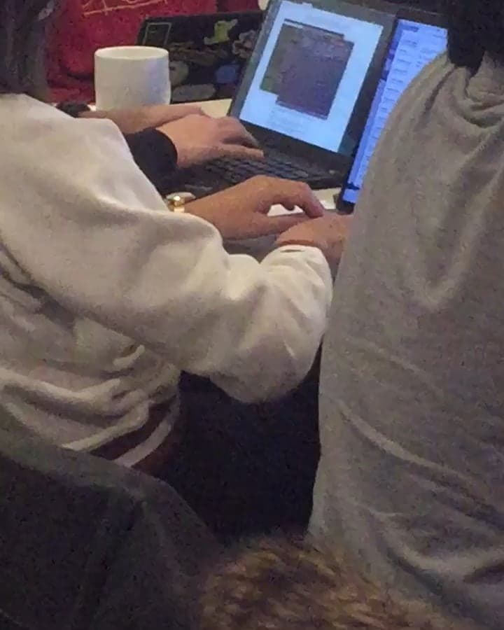 Photo of class doing automatic writing on their computers.